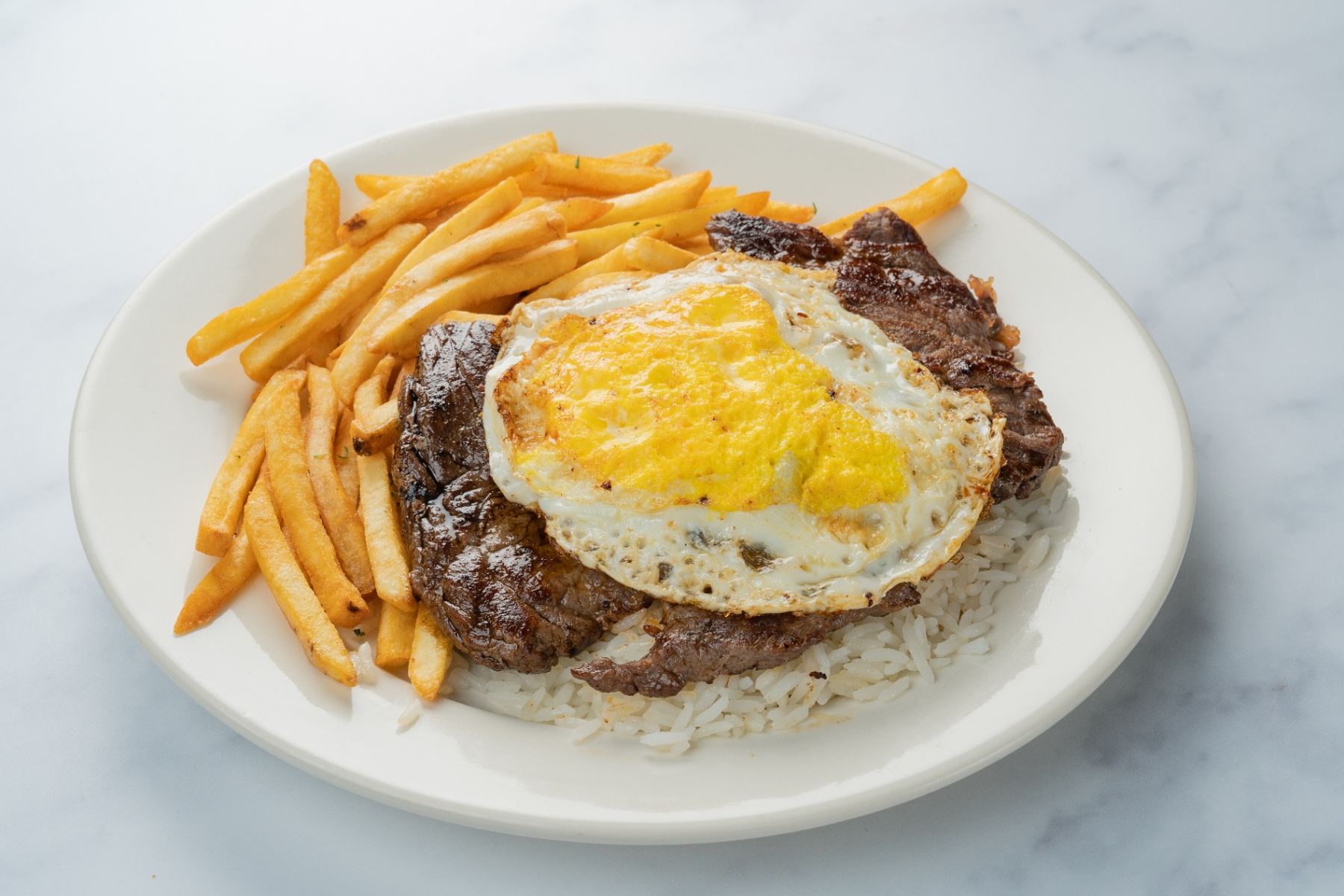 Bife à cavalo com arroz, fritas e ovo