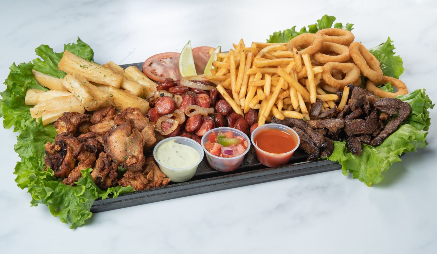 Porção executiva com mandioca, linguiça, fritas, anéis de cebola e carnes