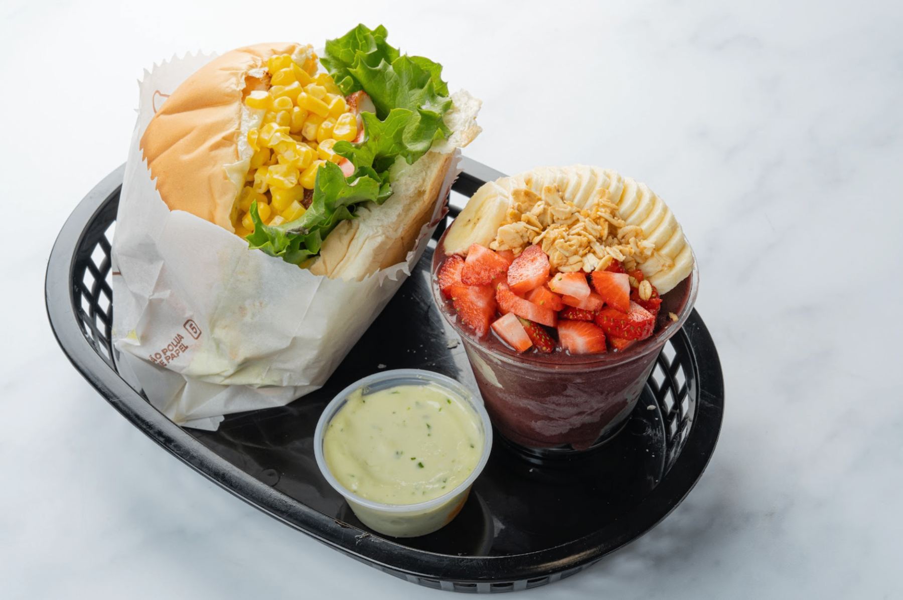 X-salada com milho e açaí com morango, banana e granola