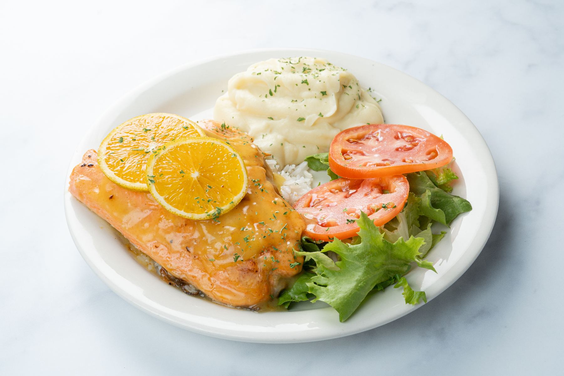 Salmão ao molho de laranja com purê e salada