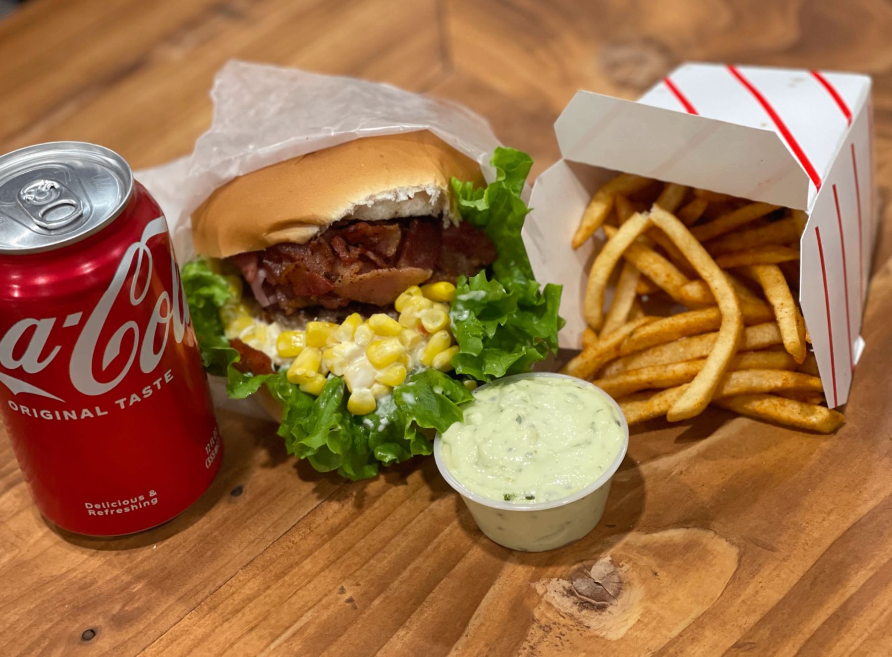 X-salada com bacon, milho e batata frita acompanhado de Coca-Cola
