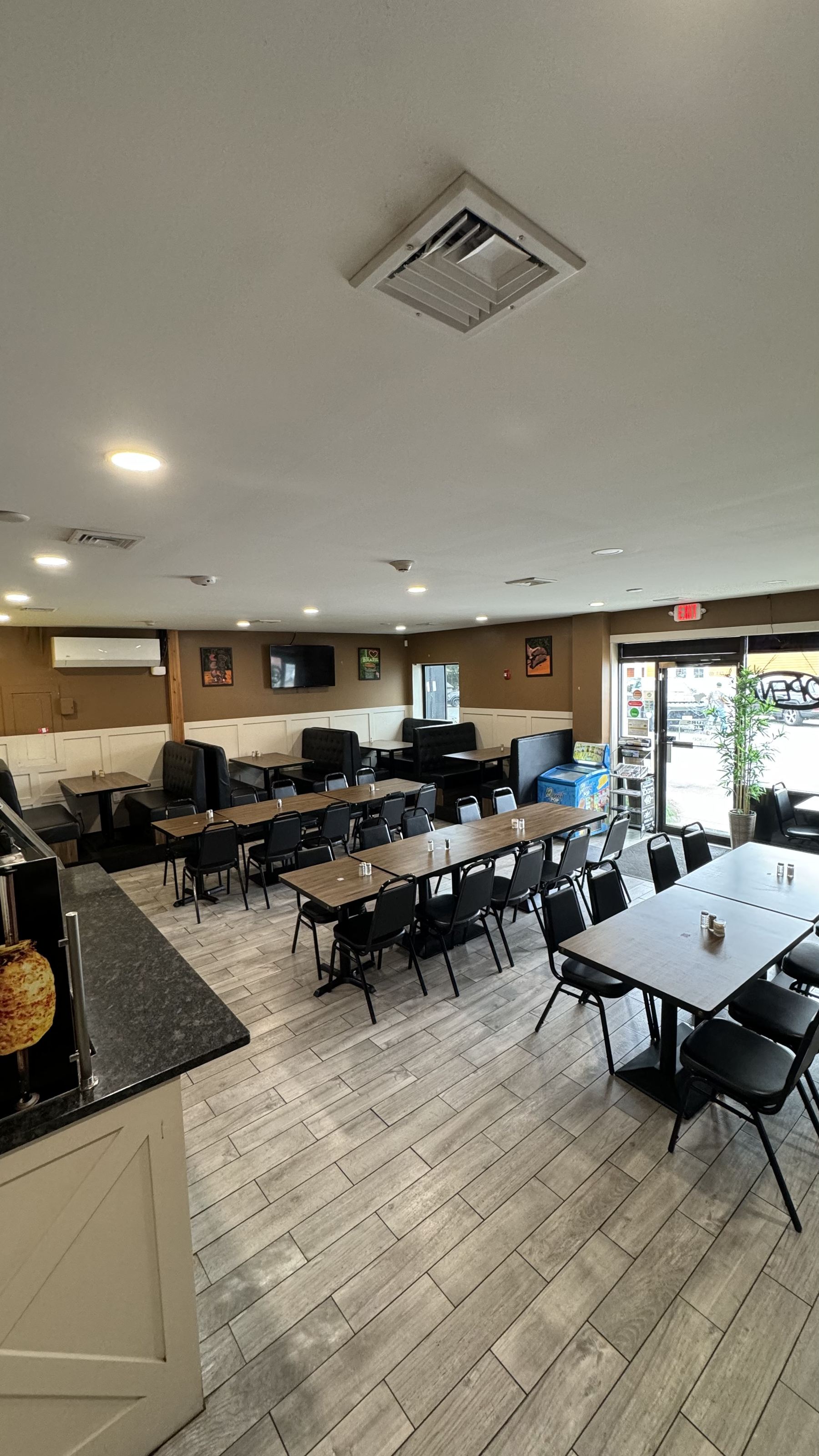 Salão do Feijó Steak House em Stoughton com mesas e vista para a rua